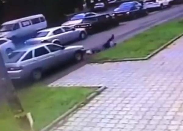 В объектив камеры видеонаблюдения попала авария со сбитой женщиной в Невинномысске. Видео